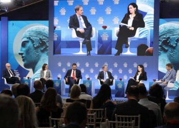 Από αριστερά: Paolo Fioretti, Deputy Head of Financial Sector and Market Analysis, ESM - Cristina Torrella, Fitch, Senior director for Southeastern Europe, including Greece - Γιώργος Τρυφινόπουλος, Επικεφαλής Στρατηγικής του Ταμείου Χρηματοπιστωτικής Σταθερότητας, Κωνσταντίνος Σαραφόπουλος, Chief Investment Officer Alpha Bank - Μαρία Νεφέλη Μπερνίτσα, Counsel, Bernitsas Law - Christian Schubert, Economics and Business Correspondent, Frankfurter Allgemeine Zeitung (FAZ)