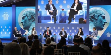 Από αριστερά: Paolo Fioretti, Deputy Head of Financial Sector and Market Analysis, ESM - Cristina Torrella, Fitch, Senior director for Southeastern Europe, including Greece - Γιώργος Τρυφινόπουλος, Επικεφαλής Στρατηγικής του Ταμείου Χρηματοπιστωτικής Σταθερότητας, Κωνσταντίνος Σαραφόπουλος, Chief Investment Officer Alpha Bank - Μαρία Νεφέλη Μπερνίτσα, Counsel, Bernitsas Law - Christian Schubert, Economics and Business Correspondent, Frankfurter Allgemeine Zeitung (FAZ)
