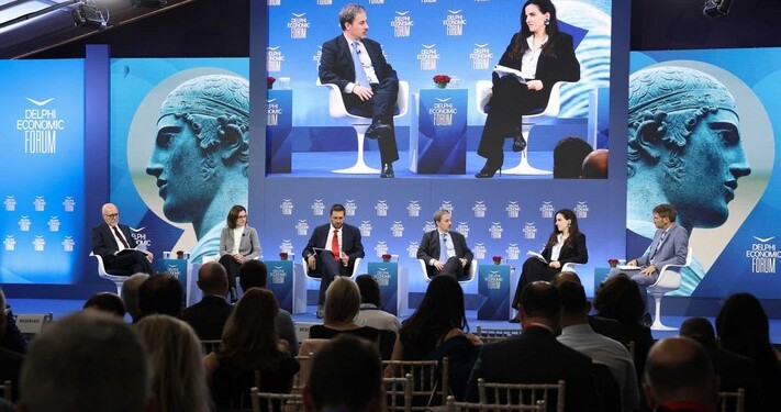 Από αριστερά: Paolo Fioretti, Deputy Head of Financial Sector and Market Analysis, ESM - Cristina Torrella, Fitch, Senior director for Southeastern Europe, including Greece - Γιώργος Τρυφινόπουλος, Επικεφαλής Στρατηγικής του Ταμείου Χρηματοπιστωτικής Σταθερότητας, Κωνσταντίνος Σαραφόπουλος, Chief Investment Officer Alpha Bank - Μαρία Νεφέλη Μπερνίτσα, Counsel, Bernitsas Law - Christian Schubert, Economics and Business Correspondent, Frankfurter Allgemeine Zeitung (FAZ)