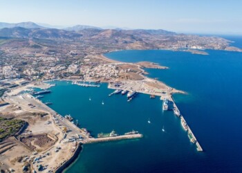 Οκτώ επενδυτικά σχήματα εκδήλωσαν ενδιαφέρον για την παραχώρηση τουλάχιστον του 50% του λιμένα του Λαυρίου, μεταξύ των οποίων η ΓΕΚ ΤΕΡΝΑ, Ισραηλινοί, Άραβες και Τούρκοι.