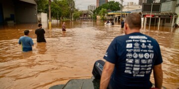 A volunteer group of off-road drivers helps rescue people in flood-hit areas in Porto Alegre, Rio Grande do Sul State, Brazil, on May 4, 2024. The death toll from floods and mudslides triggered by torrential storms in southern Brazil has climbed to 58 people, with the major city of Porto Alegre particularly hard-hit, the country's civil defense agency said Saturday. (Photo by Carlos Fabal / AFP)