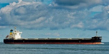 Επίθεση με πύραυλο δέχθηκε ελληνόκτητο bulk carrirer στην Ερυθρά Θάλασσα