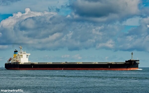 Επίθεση με πύραυλο δέχθηκε ελληνόκτητο bulk carrirer στην Ερυθρά Θάλασσα