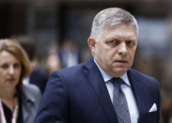 Στο νοσοκομείο διακομίσθηκε ο πρωθυπουργός της Σλοβακίας, Ρόμπερτ Φίκο, αφού δέχθηκε πυρά από όπλο ενώ περπατούσε μέσα στο πλήθος στην πόλη Χάντλοβα,