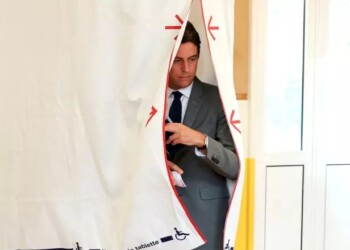 Την παραίτησή του ανακοίνωσε ότι θα υποβάλλει ο Γάλλος πρωθυπουργός Γκαμπριέλ Ατtάλ μετά την επικράτηση της Αριστεράς, παρά την "διάσωση" του κυβερνητικού συνασπισμού