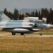 Σώα και αβλαβής είναι η πιλότος του Mirage 2000-5 της ελληνικής Πολεμικής Αεροπορίας που αναγκάστηκε να εγκαταλείψει ενώ το μαχητικό τροχοδρομούσε στον αεροδιάδρομο