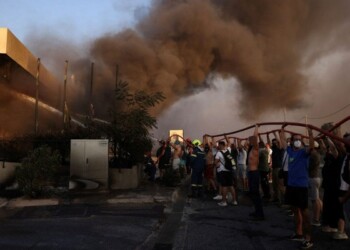 Μια νεκρή και πάνω από 120.000 στρέμματα καμένα - Η φωτιά μπήκε στον αστικό ιστό