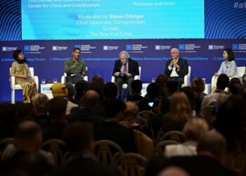 Από αριστερά: Nomi Bar-Yaacov, International Negotiator and Associate Fellow, Chatham House - Ahmed Shihab-Eldin, Δημοσιογράφος, Παραγωγός και Ηθοποιός - Steven Erlanger, Chief Diplomatic Correspondent, Europe, The New York Times - Roger Cohen, Paris Bureau Chief, The New York Times and Host,Athens Democracy Forum - Mabel Lu Miao, Συνιδρύτρια και Γενική Γραμματέας του Κέντρου για την Κίνα και την Παγκοσμιοποίηση