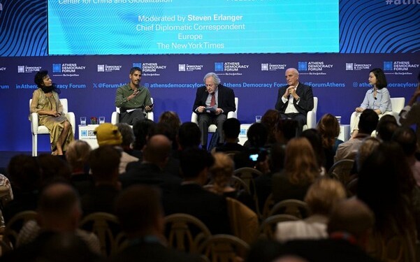 Από αριστερά: Nomi Bar-Yaacov, International Negotiator and Associate Fellow, Chatham House - Ahmed Shihab-Eldin, Δημοσιογράφος, Παραγωγός και Ηθοποιός - Steven Erlanger, Chief Diplomatic Correspondent, Europe, The New York Times - Roger Cohen, Paris Bureau Chief, The New York Times and Host,Athens Democracy Forum - Mabel Lu Miao, Συνιδρύτρια και Γενική Γραμματέας του Κέντρου για την Κίνα και την Παγκοσμιοποίηση