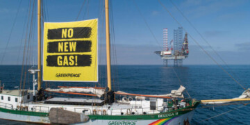 Greenpeace protests against the installation of a gas drilling platform about 35 kilometers northwest of the East Frisian island of Borkum. The Greenpeace ship Beluga II hoisted a banner between its masts that reads "NO NEW GAS" in front of the jackup rig Valaris 123. The Dutch government granted the energy company ONE-Dyas permission to drill in the "N04-A" natural gas field in May, which is located on the German-Dutch border.