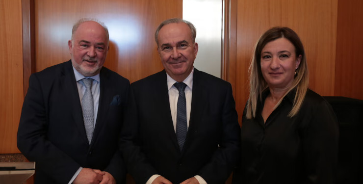 Ο Πρόεδρος της ΕΑΤΕ κ. Χάρης Λαμπρόπουλος, ο Αναπληρωτής Υπουργός Εθνικής Οικονομίας και Οικονομικών, κ. Νίκος Παπαθανάσης και η Διευθύνουσα Σύμβουλος της ΕΑΤΕ κα. Αντιγόνη Λυμπεροπούλου