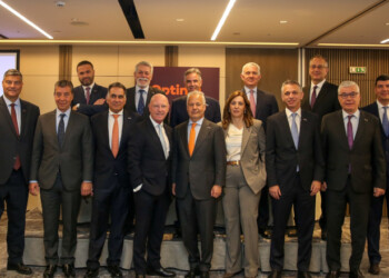 Η εκτελεστική επιτροπή της Optima bank και οι CEOs των θυγατρικών της.