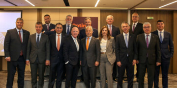 Η εκτελεστική επιτροπή της Optima bank και οι CEOs των θυγατρικών της.