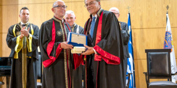 Ο Πρύτανης, καθηγητής Στυλιανός Δ. Κατρανίδης επέδωσε στον κ. Χαρδούβελη αναμνηστική πλακέτα του Πανεπιστημίου Μακεδονίας