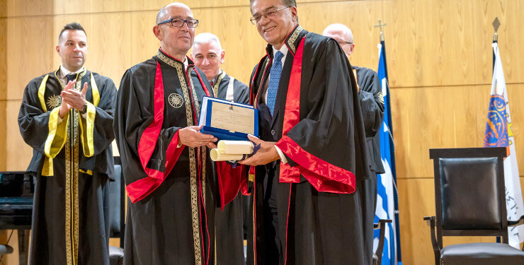 Ο Πρύτανης, καθηγητής Στυλιανός Δ. Κατρανίδης επέδωσε στον κ. Χαρδούβελη αναμνηστική πλακέτα του Πανεπιστημίου Μακεδονίας