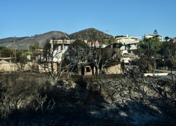 Πυρκαγιά στην Παλαιά Φώκαια Αττικής, Πέμπτη 26 Ιουνίου 2025. Για την κατάσβεση της πυρκαγιάς επιχείρησαν 90 πυροσβέστες, 28 οχήματα, 2 ομάδες πεζοπόρου της 1ης ΕΜΟΔΕ, 8 αεροσκάφη και 5 ελικόπτερα. Παράλληλα υπάρχει βοήθεια από υδροφόρες ΟΤΑ.   
(ΚΩΣΤΑΣ ΤΖΟΥΜΑΣ/EUROKINISSI)