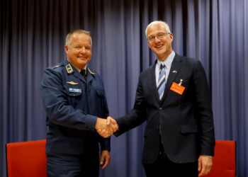 ο Gen. Ylitalo των Φινλανδικών Ενόπλων Δυνάμεων και ο Seppo Aaltonen, VP Nordics & NATO της ICEYE, στην τελετή υπογραφής της συμφωνίας, στις 8 Σεπτεμβρίου 2025