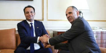 Συνάντηση Μητσοτάκη - υιού Χάφταρ. Ανησυχεί η θεσμική διολίσθηση