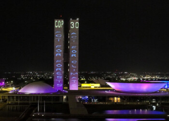Για να απαιτήσει πιο δυναμικές δράσεις για τη δασοκομία σε παγκόσμιο επίπεδο από τους εκπροσώπους που συγκεντρώθηκαν στη Μπραζίλια για τις προπαρασκευαστικές συναντήσεις της φετινής Διάσκεψης των Ηνωμένων Εθνών για το Κλίμα (COP30), η Greenpeace Βραζιλίας προβάλλει μηνύματα στο κτίριο όπου συνεδριάζουν