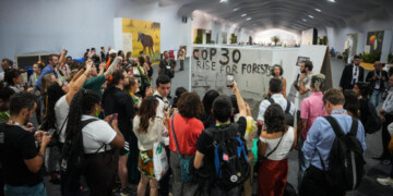 Brazilian artivist Mundano delivered, in partnership with Greenpeace a striking art installation to demand world leaders take bold action for forests at COP30. Mundano wrote the message “COP30: Rise for Forests” with transparent ink, and used ashes taken from forest fires in the Amazon to reveal the text.
O artista e ativista brasileiro Mundano, em parceria com o Greenpeace, criou uma instalação artística para exigir que líderes mundiais tomem medidas ousadas em prol das florestas na COP30. Mundano escreveu a mensagem “COP30: Levante-se pelas Florestas” com tinta transparente e utilizou cinzas retiradas de incêndios florestais na Amazônia para revelar o texto.