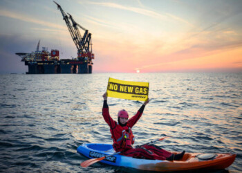 Greenpeace activists are protesting against the climate-damaging extraction of fossil natural gas around 20 kilometers northwest of the North Sea island of Borkum, where the Dutch energy company One Dyas plans to install an extraction platform today. The 18 climate activists from Germany and the Netherlands have anchored three floating platforms, while other activists in inflatable boats and kayaks are demonstrating for the protection of the Wadden Sea. Their flags and banners bear the slogans “Gas destroyed!” and “No New Gas”. One Dyas wants to exploit the N-05A natural gas field at this location.
Gegen die klimaschädliche Förderung von fossilem Erdgas protestieren Greenpeace-Aktivist:innen rund 20 Kilometer nordwestlich der Nordseeinsel Borkum, wo der niederländische Energiekonzern One Dyas heute eine Förderplattform installieren will. Die 18 Klimaschützer:innen aus Deutschland und den Niederlanden haben drei Schwimminseln verankert, weitere Aktivist:innen demonstrieren in Schlauchbooten und Kajaks für den Schutz des Wattenmeers. Ihre Fahnen und Banner tragen die Schriftzüge “Gas zerstört!” und “No New Gas”. One Dyas will an dieser Stelle das Erdgasfeld N-05A ausbeuten.