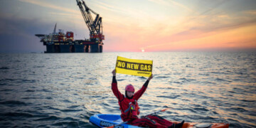 Greenpeace activists are protesting against the climate-damaging extraction of fossil natural gas around 20 kilometers northwest of the North Sea island of Borkum, where the Dutch energy company One Dyas plans to install an extraction platform today. The 18 climate activists from Germany and the Netherlands have anchored three floating platforms, while other activists in inflatable boats and kayaks are demonstrating for the protection of the Wadden Sea.  Their flags and banners bear the slogans “Gas destroyed!” and “No New Gas”. One Dyas wants to exploit the N-05A natural gas field at this location.
Gegen die klimaschädliche Förderung von fossilem Erdgas protestieren Greenpeace-Aktivist:innen rund 20 Kilometer nordwestlich der Nordseeinsel Borkum, wo der niederländische Energiekonzern One Dyas heute eine Förderplattform installieren will. Die 18 Klimaschützer:innen aus Deutschland und den Niederlanden haben drei Schwimminseln verankert, weitere Aktivist:innen demonstrieren in Schlauchbooten und Kajaks für den Schutz des Wattenmeers.  Ihre Fahnen und Banner tragen die Schriftzüge “Gas zerstört!” und “No New Gas”. One Dyas will an dieser Stelle das Erdgasfeld N-05A ausbeuten.
