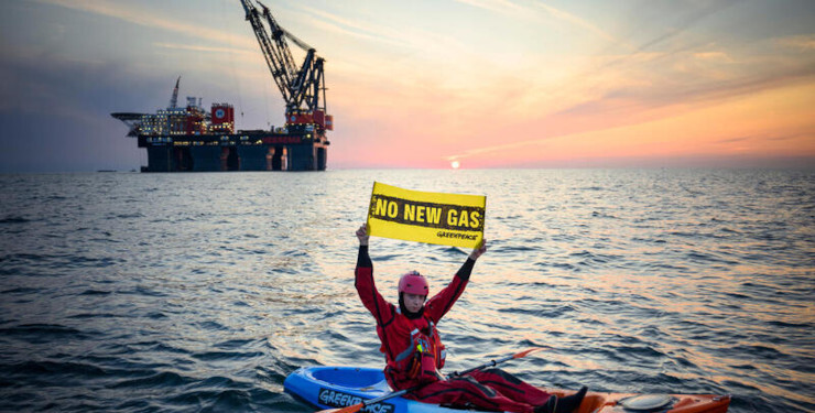 Greenpeace activists are protesting against the climate-damaging extraction of fossil natural gas around 20 kilometers northwest of the North Sea island of Borkum, where the Dutch energy company One Dyas plans to install an extraction platform today. The 18 climate activists from Germany and the Netherlands have anchored three floating platforms, while other activists in inflatable boats and kayaks are demonstrating for the protection of the Wadden Sea.  Their flags and banners bear the slogans “Gas destroyed!” and “No New Gas”. One Dyas wants to exploit the N-05A natural gas field at this location.
Gegen die klimaschädliche Förderung von fossilem Erdgas protestieren Greenpeace-Aktivist:innen rund 20 Kilometer nordwestlich der Nordseeinsel Borkum, wo der niederländische Energiekonzern One Dyas heute eine Förderplattform installieren will. Die 18 Klimaschützer:innen aus Deutschland und den Niederlanden haben drei Schwimminseln verankert, weitere Aktivist:innen demonstrieren in Schlauchbooten und Kajaks für den Schutz des Wattenmeers.  Ihre Fahnen und Banner tragen die Schriftzüge “Gas zerstört!” und “No New Gas”. One Dyas will an dieser Stelle das Erdgasfeld N-05A ausbeuten.
