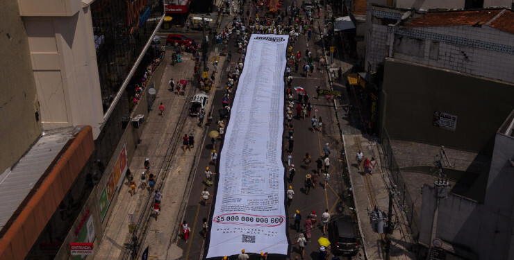 At the end of the first week of COP30, Greenpeace joined thousands of people at the Global Climate March in Belém. Greenpeace carried messages such as “Respect the Amazon” and “Make Polluters Pay.” The Global Climate March was organized by civil society organizations and Indigenous Peoples’ groups from several parts of the world.
Ao final da primeira semana da COP30, o Greenpeace juntou-se a milhares de pessoas na Marcha Global pelo Clima em Belém. O Greenpeace carregava mensagens como "Respeitem a Amazônia" e "Façam os Poluidores Pagarem". A Marcha Global pelo Clima foi organizada por organizações da sociedade civil e grupos de povos indígenas de diversas partes do mundo.