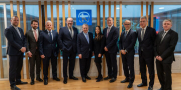 Ομαδική φωτογραφία από την υπογραφή συμφωνίας με την ΑΧΙΑ στα γραφεία της Alpha Bank