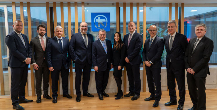 Ομαδική φωτογραφία από την υπογραφή συμφωνίας με την ΑΧΙΑ στα γραφεία της Alpha Bank