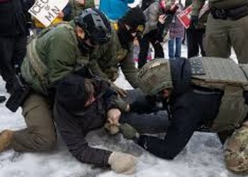 Ένα δεύτερο περιστατικό πυροβολισμών με εμπλοκή του ICE μέσα σε σαράντα οκτώ ώρες κλιμακώνει ραγδαία την ένταση στις Ηνωμένες Πολιτείες, μετατρέποντας μια ήδη βαθιά διχαστική πολιτική