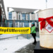 Brazil's President Lula da Silva visits Federal Chancellor Olaf Scholz at the Federal Chancellery in Berlin. 
With three "gifts" - a 1.50m cube of compressed plastic waste, a toxic barrel and a greasy combustion engine, each with a red ribbon - five Greenpeace activists demonstrate in front of the Federal Chancellery against the EU-Mercosur free trade agreement. A sign with the words "TO: Lula FROM: Scholz" hangs above the gifts and a banner reads "Stop Mercosur".
Mit drei “Geschenken” – einem 1,50m großem Würfel aus gepresstem Plastikabfall, einem Gift-Fass und einem schmierigen Verbrennungsmotor, jeweils mit roter Schleife versehen – demonstrieren fünf Greenpeace-Aktive heute vor dem Bundeskanzleramt gegen das EU-Mercosur-Freihandelsabkommen. Über den Geschenken hängt ein Banner mit der Aufschrift “TO: Lula  FROM: Scholz”.