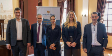 Ορέστης Ιορδάνογλου reservations manager, Γιώργος Τσικανδυλάκης ceo, Λένια Μαυρίκου Contracts Manager Zakynthos Lefkada, Μαρίνα Μαρκάκη revenue manager, και Νίκος Πασπαλάκης co-founder.