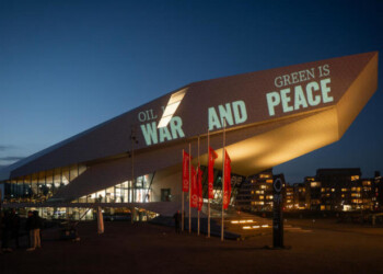 The Greenpeace projection action onto the Eye Filmmuseum in Amsterdam against fossil fuel war profits, takes place on the eve of the parliamentary debate on high fuel prices. With the projection, which concludes with the powerful message "Oil is War and Green is Peace", Greenpeace Netherlands calls on the government to impose an extra tax on the war profits of oil and gas companies. According to Greenpeace, the proceeds should be used to compensate lower-income households for their energy bills and to accelerate the transition to solar and wind energy in order to end the dependency on fossil fuel industry.
De actie vindt plaats aan de vooravond van het Tweede Kamerdebat over de hoge brandstofprijzen. Met de projectie, die eindigt met de krachtige boodschap "Oil is War and Green is Peace", roept Greenpeace de overheid op om de oorlogswinsten van olie- en gasbedrijven extra te belasten. Volgens Greenpeace moet de opbrengst gebruikt worden om de energierekening voor lagere inkomens te compenseren en de overstap naar zon- en windenergie te versnellen, om zo de afhankelijkheid van de fossiele industrie te beëindigen.